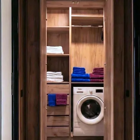 Designer Loft In Center W Parking And Queen Bed *