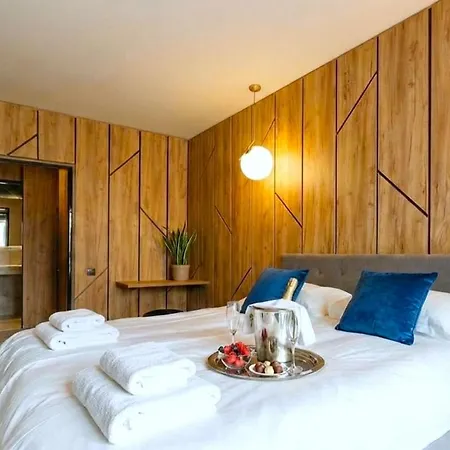 Designer Loft In Center W Parking And Queen Bed