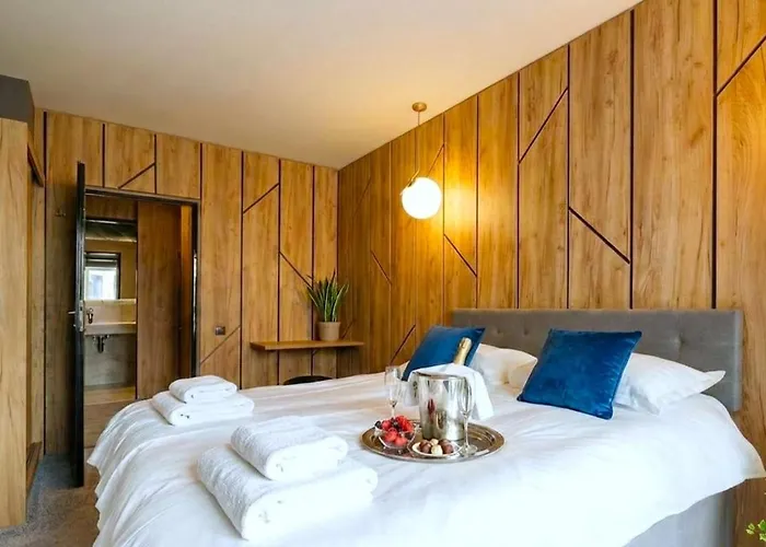 Designer Loft In Center W Parking And Queen Bed